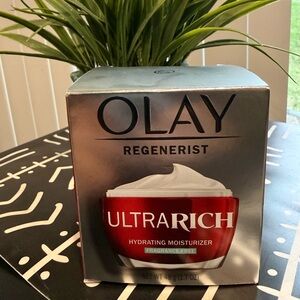 OLAY Regenerist UltraRICH Hydrating Moisturizer - Silver and Red
